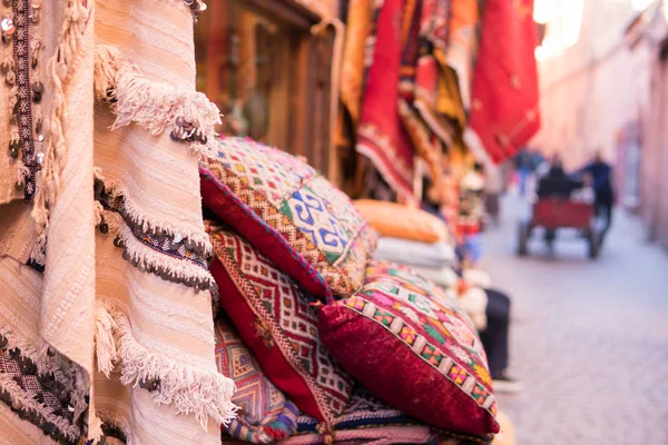 Traditionele Maghreb weven tapijten op de straat van Marokko Bazaar, Marakesh — Stockfoto