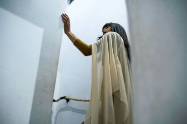 Portre, beyaz manto pelerin pitoresk Dar Si dedi Riyad Marakeş'in sıkı beyaz merdiven pasajda kız güzel Fas