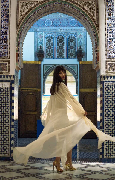Kız güzel Fas sallayarak onu beyaz manto zengin iç in pitoresk Dar Si Riyad Marakeş'dedi