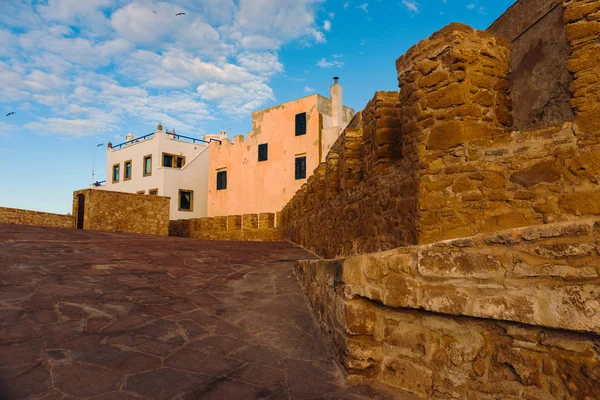 Δρόμοι ενός αρχαίου πορτογαλικού φρουρίου στο παραθαλάσσιο λιμάνι της πόλης-Εσαουίρα, Μαρόκο — Φωτογραφία Αρχείου