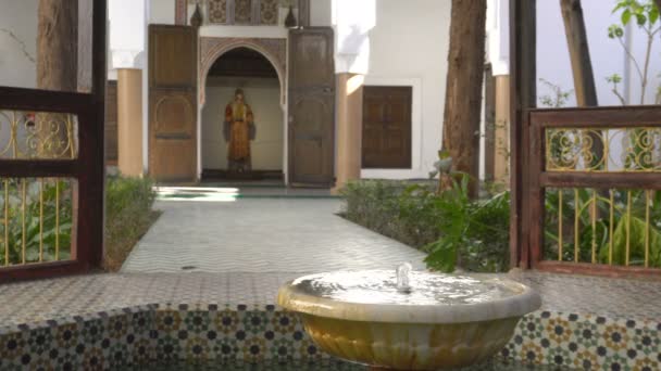 Marrakech, Marocko-Jan 20: marockansk arkitektur traditionell arabisk design-rika Riyad Dar Si Said mosaik interiör. Vacker innergård med fontän — Stockvideo