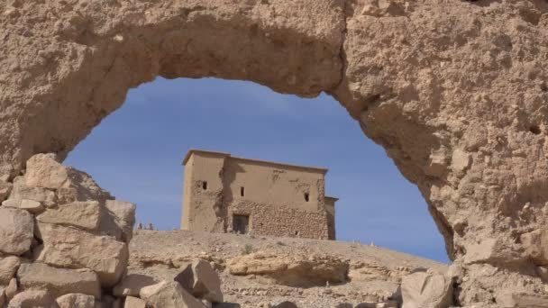 Kaukasiska man använder smartphone för navigering i de forntida ruinerna av Maghreb Kasbah i Ait Benhaddou, Marocko, Ourzazate. — Stockvideo