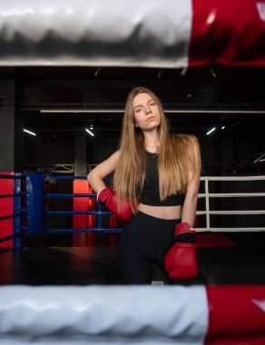 Kırmızı Boks Eldiven Sarışın Kafkas savaşçı kız Fight club boks halkası poz veriyor