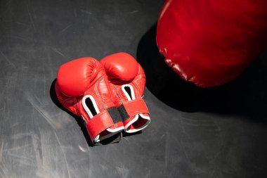 Çift kırmızı boks eldiven boks ringde
