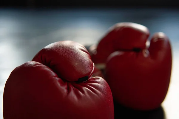 Par de guantes de boxeo rojos en anillo de boxeo —  Fotos de Stock