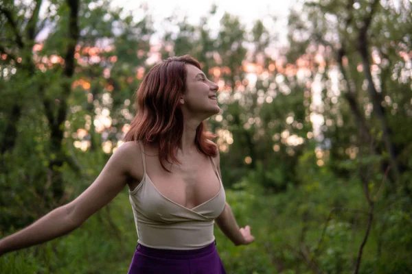 Junge schöne attraktive Frau in lila Rock im Wald bei geheimnisvoller Dämmerung — Stockfoto