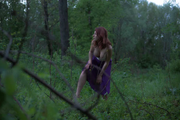 Jeune belle femme attrayante en jupe pourpre se faufile dans la forêt à Mysterious Twilight — Photo