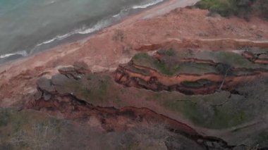 Bulutlu havalarda Deniz KıyıŞeridi yakınlarındaki Yamaç Heyelan Fay havadan çekim