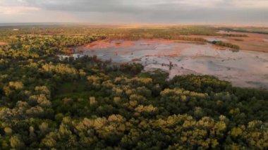 Bahar kırsal hava manzara. Taşma kara nehir sel hava panorama. Dnister, Ukrayna ve Moldova sınırında Dnestr Nehri