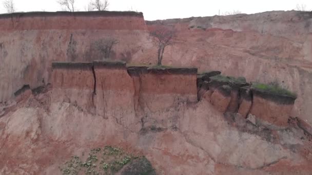 Letecká střela pozemní skluzavka chyba svahu u pobřeží moře za oblačné počasí — Stock video