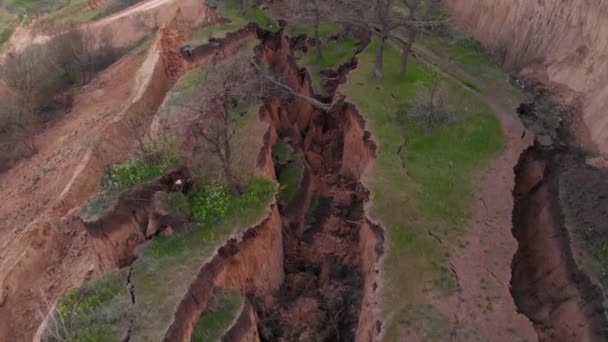 Colpo aereo di frana Faglia del pendio vicino al mare Coastline a tempo nuvoloso — Video Stock