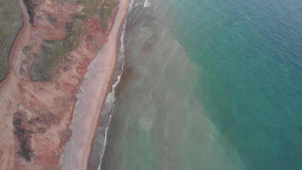 Luchtfoto van aardverschuiving fout van helling in de buurt van de zee kust bij bewolkt weer — Stockvideo