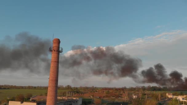 Stor svart rök från en brand i övergivna plats med stora röda tegel röret — Stockvideo