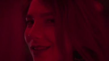 Neon lambalar ile ayna yakınında dans Siyah coctail elbise Genç güzel kadın yakın portresi. Kulüp moda genç beatiful kız gülümseyen ve baştan çıkarıcı