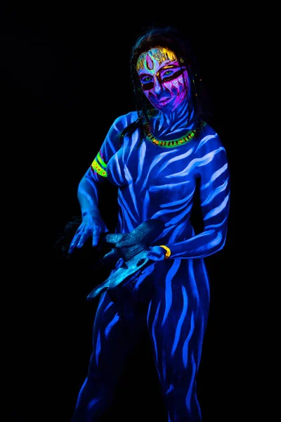 Portré fiatal meztelen bodyarted nő kék izzó ultraibolya festéket Tomahawk ősi műalkotást fegyver. Agressive avatar harcos Amazon Pigtailek frizura — Stock Fotó