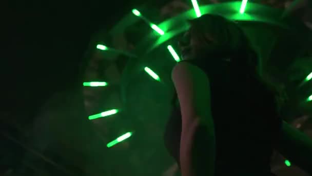 Giovane bella donna in abito nero coctail ballare nel fumo narghilè alla festa di casa privata con lampeggiante luce al neon . — Video Stock