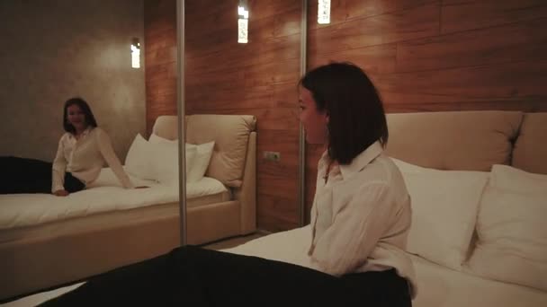 女人享受舒适的卧室与大镜子在租来的公寓 — 图库视频影像