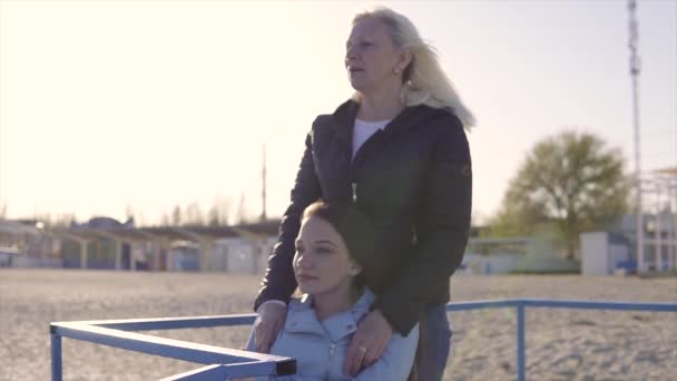 Junge behinderte Frau im Rollstuhl hat Spaß am Meer auf der Rampe für Menschen mit Behinderungen — Stockvideo
