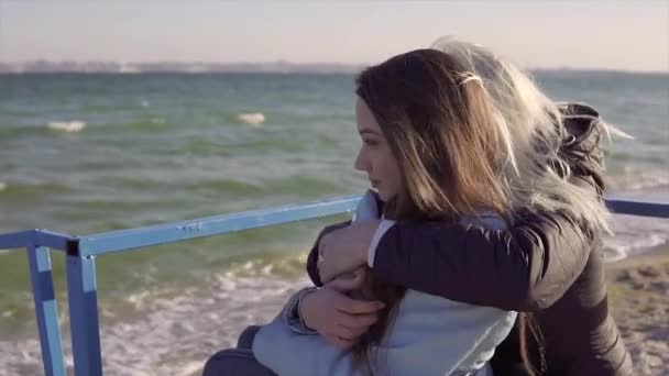 Молодая женщина-инвалид в инвалидной коляске развлекается у моря на рампе для людей с ограниченными возможностями — стоковое видео