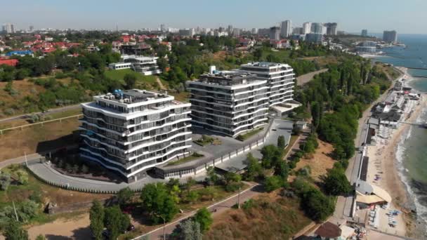 Vista aérea del complejo residencial de lujo Apartamentos frente al mar cerca de la orilla del mar — Vídeo de stock