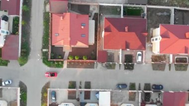 Red cabriolet spor araba başarılı çift elit yazlık köy ve park kırmızı zona ile ev yakınında biniyor. Havadan çekim.