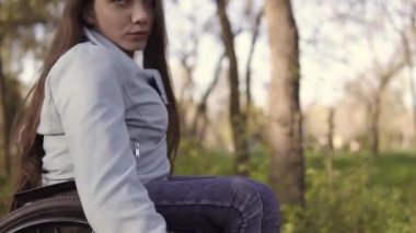 Sandalye geceleri parkta yürüyüş genç Pretty Engelliler kadın