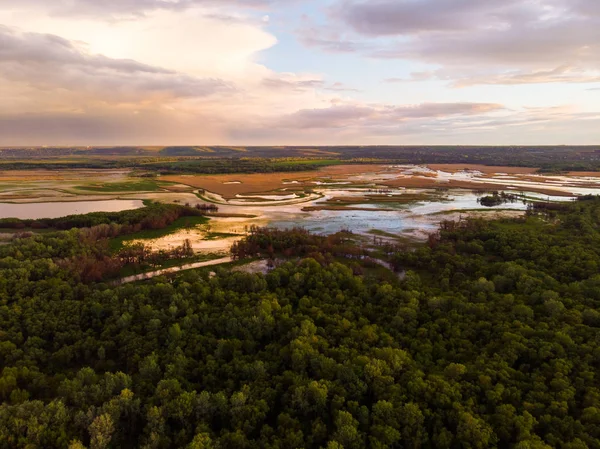 Sunset River havadan peyzaj sinematik drone görüntüleri. Çevresinde ormanlar ve tarlalar ile Ukrayna veya Moldova 'da Dniestr Nehri üzerinde uçan