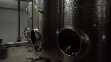Üzüm fermente büyük dikey şarap çelik varil ile şarap fabrikası salonu