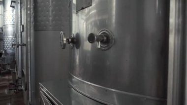 Üzüm fermente büyük dikey şarap çelik varil ile şarap fabrikası salonu