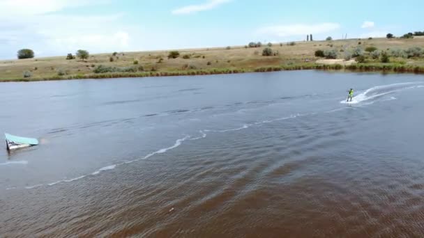 Létání nad dívka wakeboarding v wake park. — Stock video