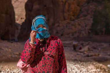 Atlas Dağları, Fas - 20 Ocak: Tinghir veya Tinerhir yakınlarındaki dağlarda yaşayan göçebe kabile insanlar. Nehir kenarındaki kanyonda bir kadın. Todra geçidi