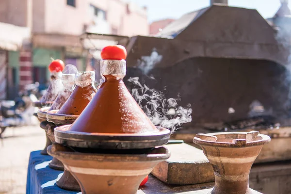 Authentiek eten van Marokko-traditionele tajine in stoom damp op een buiten barbecue op het stadsplein op de straat in Morroco — Stockfoto