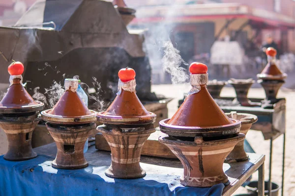 Αυθεντικό φαγητό του Μαρόκου-παραδοσιακή Τατζίνη σε ατμό ατμού σε ένα υπαίθριο μπάρμπεκιου στην πλατεία της πόλης στο δρόμο στο Morroco — Φωτογραφία Αρχείου