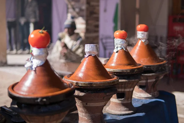 Authentisches marokkanisches Essen - traditionelle Tajine in Dampfdampf auf einem Grill am Stadtplatz auf der Straße in Marokko — Stockfoto