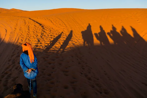 Kamelen caravan schaduwen geprojecteerd over erg Chebbi woestijn zandduinen in Marokko — Stockfoto