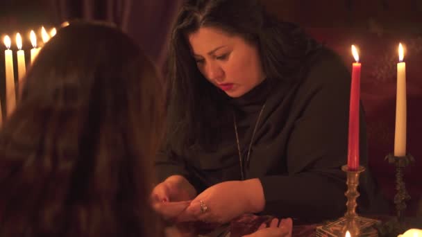 Kobieta wróżka Teller czyta linię życia i serca, na sesji palmistry — Wideo stockowe
