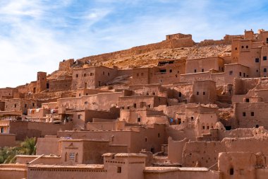 Fas'ta sahra çölü kenarında Ouarzazate yakınlarındaki Ait ben Haddou müstahkem kasaba. Atlas dağları. Arabistanlı Lawrence, Gladyatör gibi birçok filmde kullanılır.