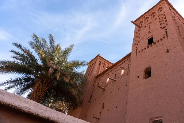 Η οχυρωμένη πόλη του ου Μπεν Χάνδου κοντά στο Κουαρζαζάτε στην άκρη της ερήμου Σαχάρα στο Μαρόκο. Στα βουνά του Άτλαντα. Χρησιμοποιείται σε πολλές ταινίες όπως ο Λόρενς της Αραβίας, μονομάχου — Φωτογραφία Αρχείου
