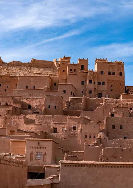 Η οχυρωμένη πόλη του ου Μπεν Χάνδου κοντά στο Κουαρζαζάτε στην άκρη της ερήμου Σαχάρα στο Μαρόκο. Στα βουνά του Άτλαντα. Χρησιμοποιείται σε πολλές ταινίες όπως ο Λόρενς της Αραβίας, μονομάχου — Φωτογραφία Αρχείου