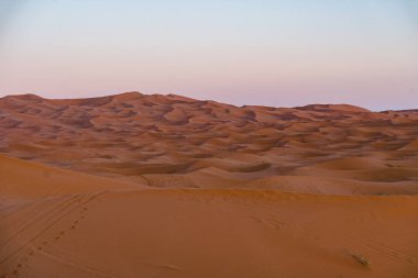 Güzel kum tepeleri Erg Chebbi, Fas, Merzouga üzerinde ay hilal yüksek ile muhteşem ve doğal çöl sahnesi
