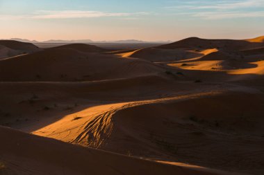 Güzel kum tepeleri Erg Chebbi, Fas, Merzouga üzerinde muhteşem ve doğal çöl günbatımı sahnesi