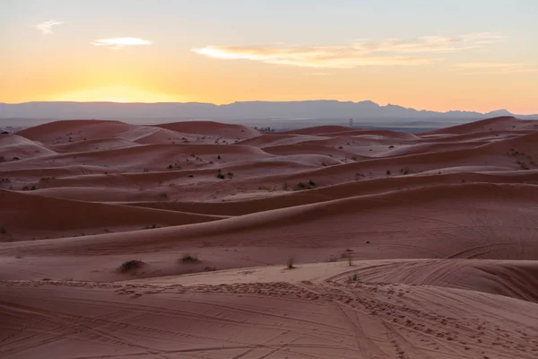 Prachtige en schilderachtige woestijn scène met de maan Crescent hoog boven prachtige zandduinen erg Chebbi, Marokko, Merzouga — Stockfoto