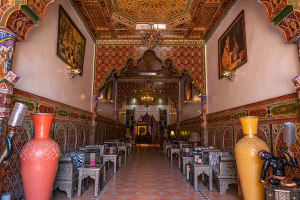 Marrakech, Marocko-Jan 2019: Inner Hall of Riad i Marrakech, Marocko. Rich Riad interiör marockanska stil Arch trappor och mosaik — Stockfoto