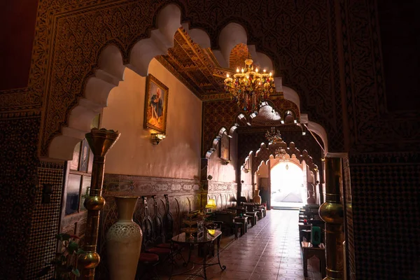 Marrakech, Marocko-Jan 2019: Inner Hall of Riad i Marrakech, Marocko. Rich Riad interiör marockanska stil Arch trappor och mosaik — Stockfoto