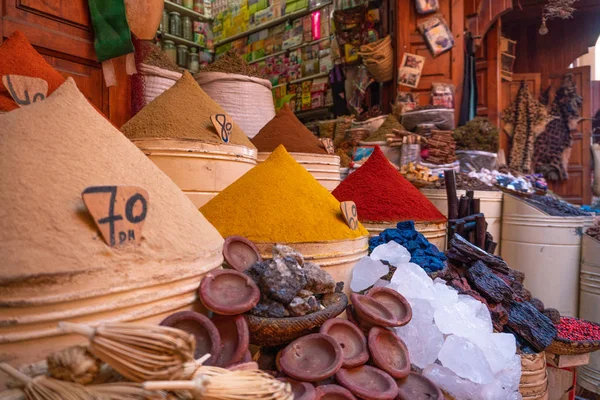 Especias marroquíes en venta en la medina de Marrakech en el mercado judío Mellah — Foto de Stock