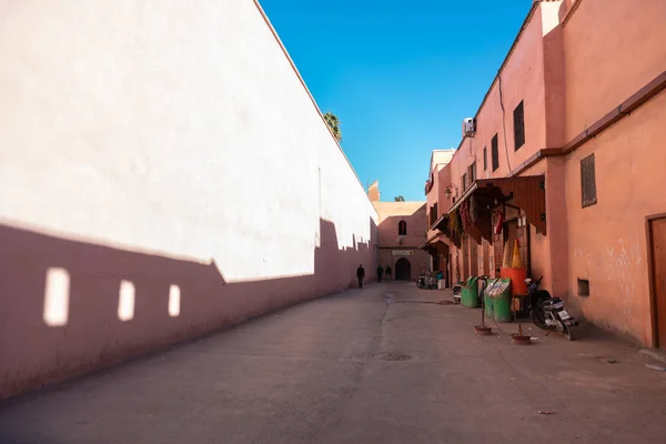 Μικρός δρόμος στην παλιά πόλη Marrakechs Μεντίνα. Στο Μαρακές τα σπίτια είναι παραδοσιακά ροζ. Μαρόκο — Φωτογραφία Αρχείου
