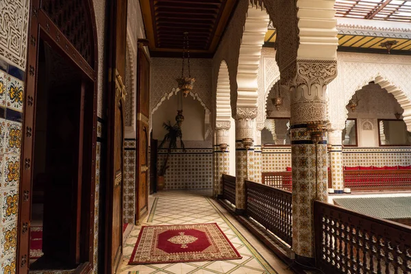 Marrakech, Marocko-Jan 2019: marockansk arkitektur traditionell arabisk design-rik Riyad uteplats mosaik interiör — Stockfoto