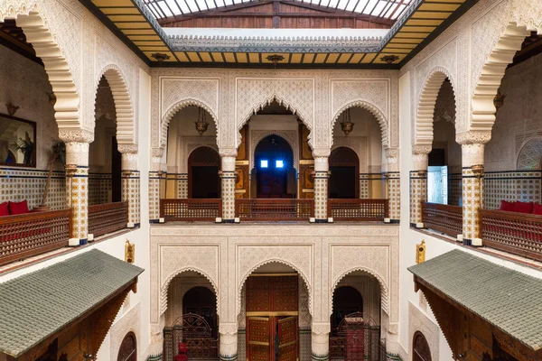 Marrakech, Marocko-Jan 2019: marockansk arkitektur traditionell arabisk design-rik Riyad uteplats mosaik interiör — Stockfoto