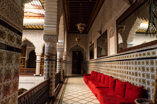 Marrakech, Marocko-Jan 2019: marockansk arkitektur traditionell arabisk design-rik Riyad uteplats mosaik interiör — Stockfoto