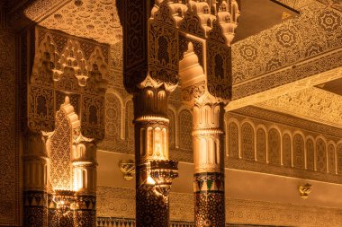 Marakeş, Fas - Ocak 2019: Fas mimarisi geleneksel arap tasarımı - Sıcak ışık ve sütunlar ile büyük kutlamalar için büyük güzel salonu